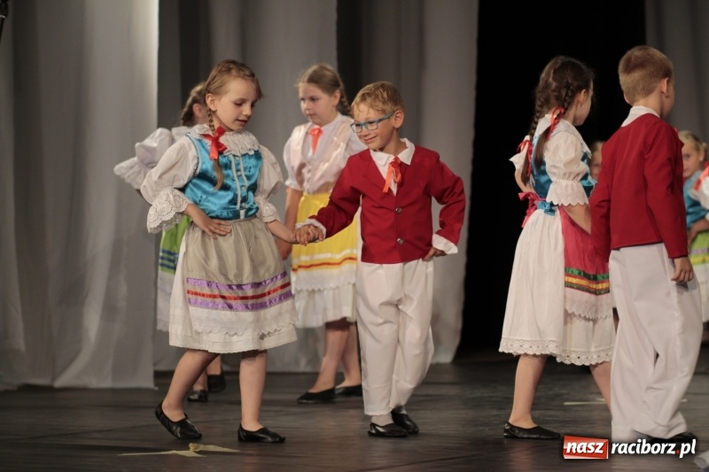 Zdjęcie w galerii na portalu naszraciborz.pl: Po naszymu dla niepodległej. Strzecha przepięknie zatańczyła na 100-lecie niepodległości  wiadomości z regionu