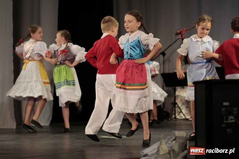 Zdjęcie w galerii na portalu naszraciborz.pl: Po naszymu dla niepodległej. Strzecha przepięknie zatańczyła na 100-lecie niepodległości  wiadomości z regionu