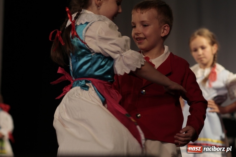 Zdjęcie w galerii na portalu naszraciborz.pl: Po naszymu dla niepodległej. Strzecha przepięknie zatańczyła na 100-lecie niepodległości  wiadomości z regionu