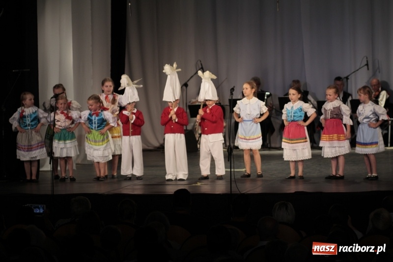 Zdjęcie w galerii na portalu naszraciborz.pl: Po naszymu dla niepodległej. Strzecha przepięknie zatańczyła na 100-lecie niepodległości  wiadomości z regionu