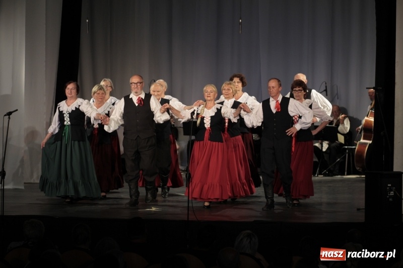 Zdjęcie w galerii na portalu naszraciborz.pl: Po naszymu dla niepodległej. Strzecha przepięknie zatańczyła na 100-lecie niepodległości  wiadomości z regionu