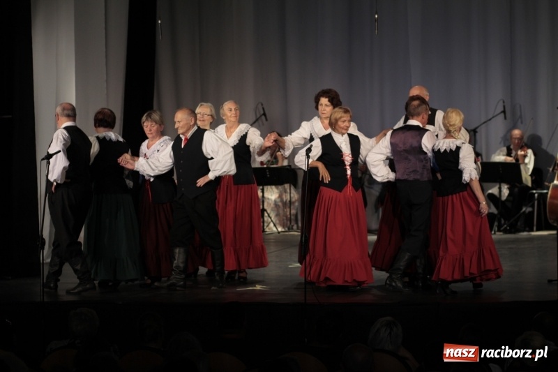 Zdjęcie w galerii na portalu naszraciborz.pl: Po naszymu dla niepodległej. Strzecha przepięknie zatańczyła na 100-lecie niepodległości  wiadomości z regionu