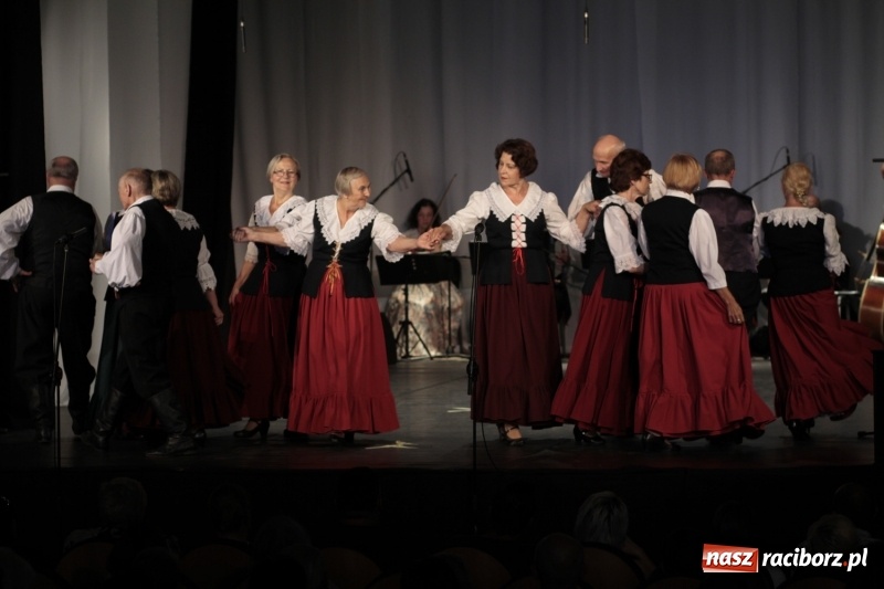 Zdjęcie w galerii na portalu naszraciborz.pl: Po naszymu dla niepodległej. Strzecha przepięknie zatańczyła na 100-lecie niepodległości  wiadomości z regionu