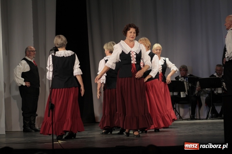 Zdjęcie w galerii na portalu naszraciborz.pl: Po naszymu dla niepodległej. Strzecha przepięknie zatańczyła na 100-lecie niepodległości  wiadomości z regionu