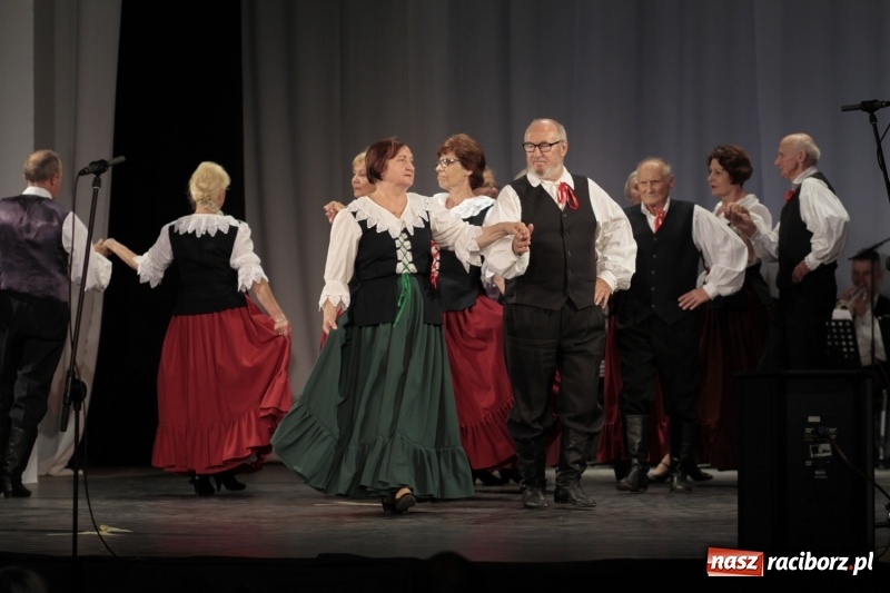 Zdjęcie w galerii na portalu naszraciborz.pl: Po naszymu dla niepodległej. Strzecha przepięknie zatańczyła na 100-lecie niepodległości  wiadomości z regionu