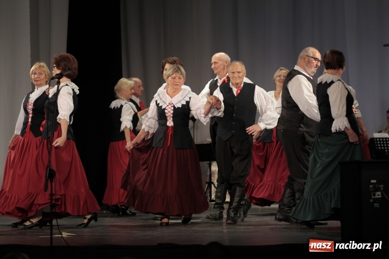 Zdjęcie w galerii na portalu naszraciborz.pl: Po naszymu dla niepodległej. Strzecha przepięknie zatańczyła na 100-lecie niepodległości  wiadomości z regionu