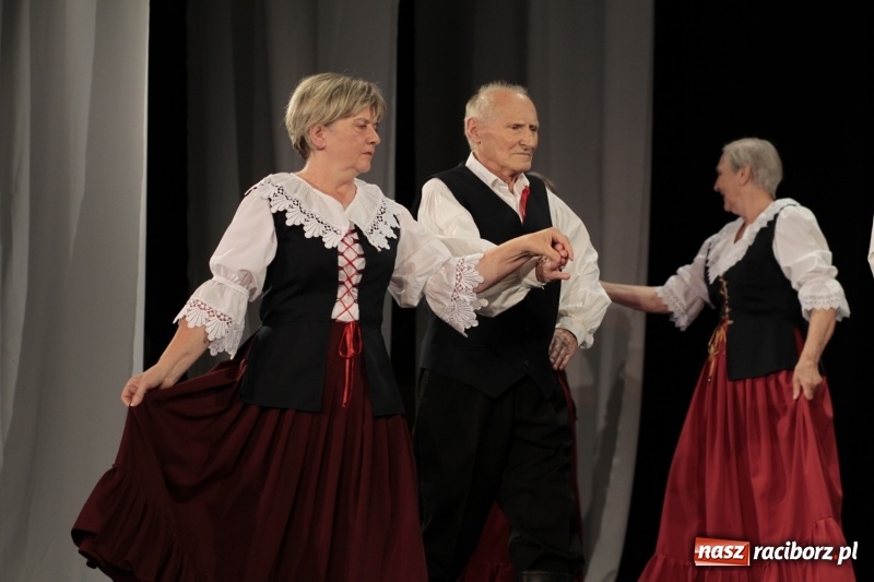 Zdjęcie w galerii na portalu naszraciborz.pl: Po naszymu dla niepodległej. Strzecha przepięknie zatańczyła na 100-lecie niepodległości  wiadomości z regionu