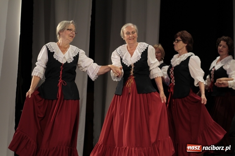 Zdjęcie w galerii na portalu naszraciborz.pl: Po naszymu dla niepodległej. Strzecha przepięknie zatańczyła na 100-lecie niepodległości  wiadomości z regionu