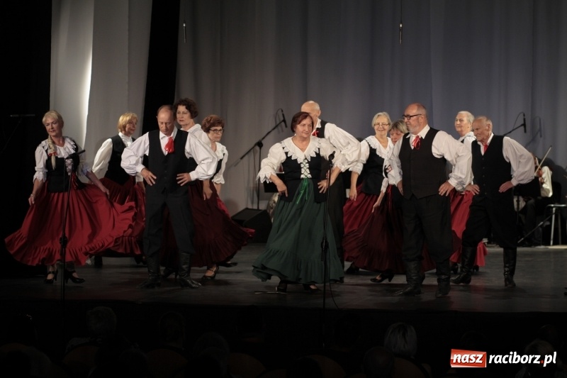 Zdjęcie w galerii na portalu naszraciborz.pl: Po naszymu dla niepodległej. Strzecha przepięknie zatańczyła na 100-lecie niepodległości  wiadomości z regionu