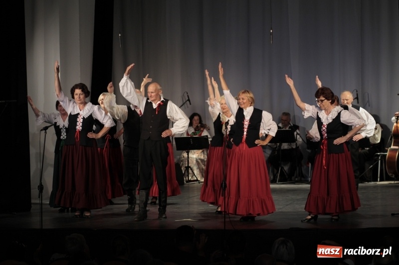 Zdjęcie w galerii na portalu naszraciborz.pl: Po naszymu dla niepodległej. Strzecha przepięknie zatańczyła na 100-lecie niepodległości  wiadomości z regionu