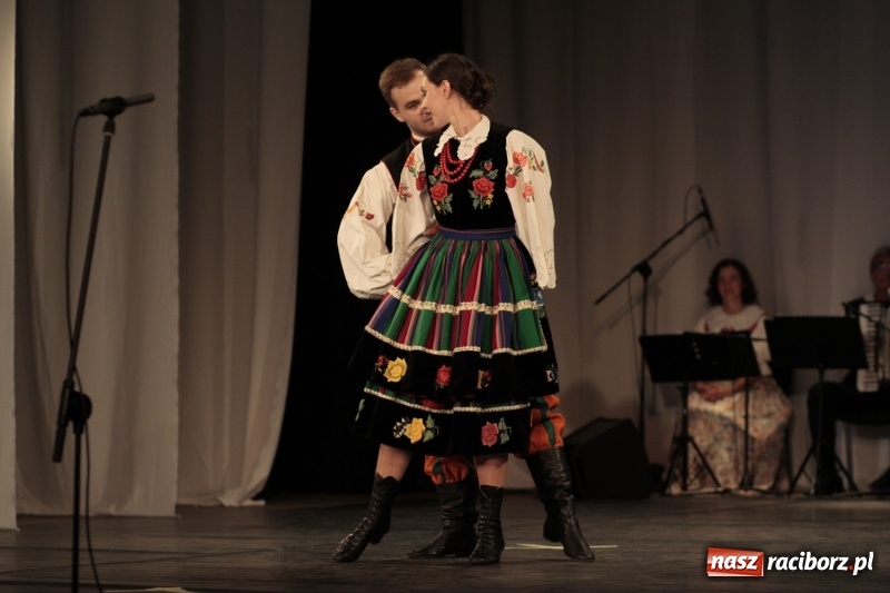 Zdjęcie w galerii na portalu naszraciborz.pl: Po naszymu dla niepodległej. Strzecha przepięknie zatańczyła na 100-lecie niepodległości  wiadomości z regionu