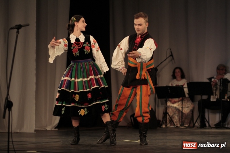 Zdjęcie w galerii na portalu naszraciborz.pl: Po naszymu dla niepodległej. Strzecha przepięknie zatańczyła na 100-lecie niepodległości  wiadomości z regionu