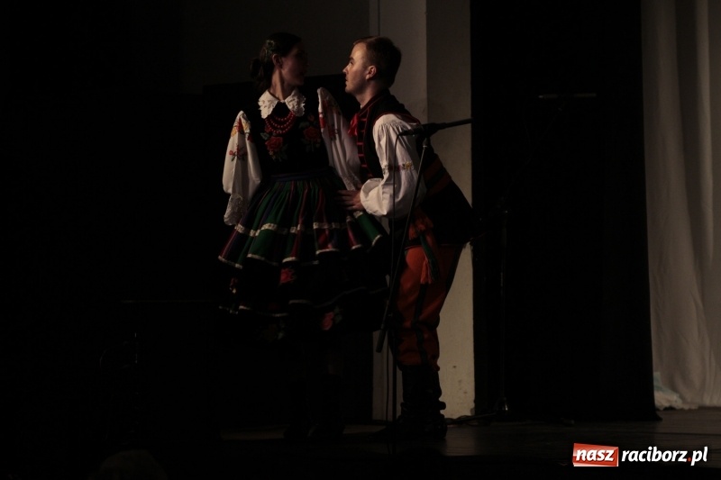 Zdjęcie w galerii na portalu naszraciborz.pl: Po naszymu dla niepodległej. Strzecha przepięknie zatańczyła na 100-lecie niepodległości  wiadomości z regionu