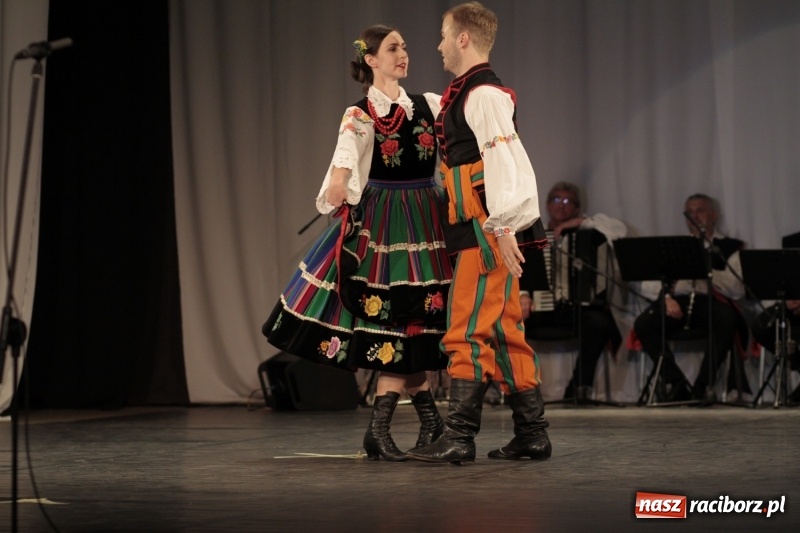 Zdjęcie w galerii na portalu naszraciborz.pl: Po naszymu dla niepodległej. Strzecha przepięknie zatańczyła na 100-lecie niepodległości  wiadomości z regionu