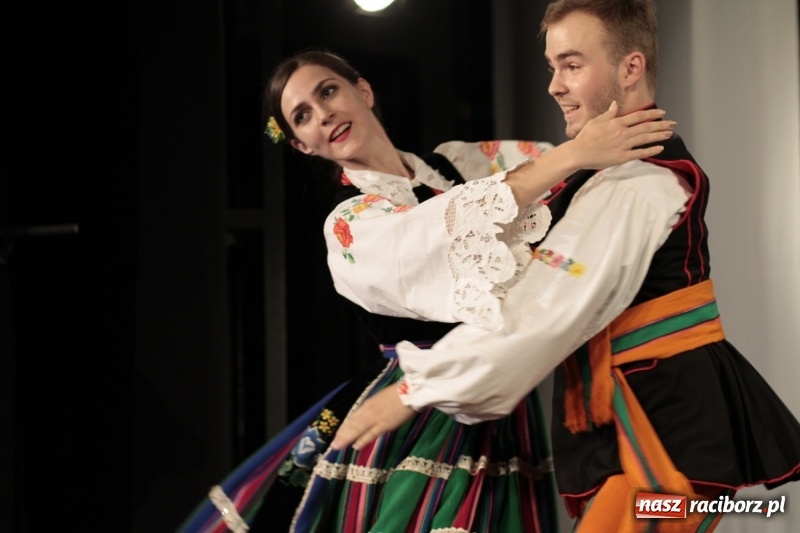 Zdjęcie w galerii na portalu naszraciborz.pl: Po naszymu dla niepodległej. Strzecha przepięknie zatańczyła na 100-lecie niepodległości  wiadomości z regionu