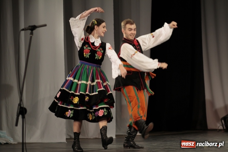 Zdjęcie w galerii na portalu naszraciborz.pl: Po naszymu dla niepodległej. Strzecha przepięknie zatańczyła na 100-lecie niepodległości  wiadomości z regionu