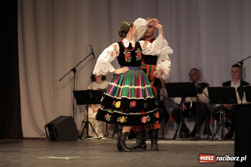 Zdjęcie w galerii na portalu naszraciborz.pl: Po naszymu dla niepodległej. Strzecha przepięknie zatańczyła na 100-lecie niepodległości  wiadomości z regionu