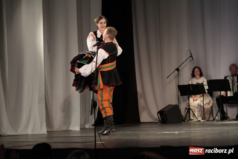 Zdjęcie w galerii na portalu naszraciborz.pl: Po naszymu dla niepodległej. Strzecha przepięknie zatańczyła na 100-lecie niepodległości  wiadomości z regionu