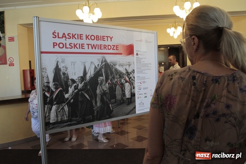 Zdjęcie w galerii na portalu naszraciborz.pl: Po naszymu dla niepodległej. Strzecha przepięknie zatańczyła na 100-lecie niepodległości  wiadomości z regionu