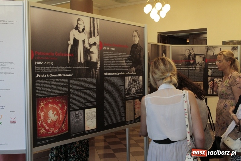 Zdjęcie w galerii na portalu naszraciborz.pl: Po naszymu dla niepodległej. Strzecha przepięknie zatańczyła na 100-lecie niepodległości  wiadomości z regionu