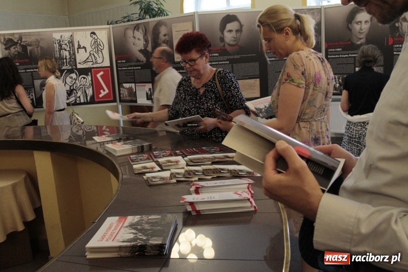 Zdjęcie w galerii na portalu naszraciborz.pl: Po naszymu dla niepodległej. Strzecha przepięknie zatańczyła na 100-lecie niepodległości  wiadomości z regionu