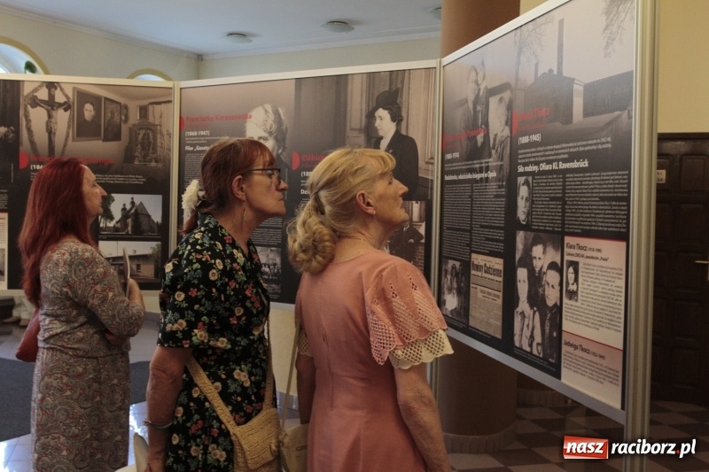 Zdjęcie w galerii na portalu naszraciborz.pl: Po naszymu dla niepodległej. Strzecha przepięknie zatańczyła na 100-lecie niepodległości  wiadomości z regionu