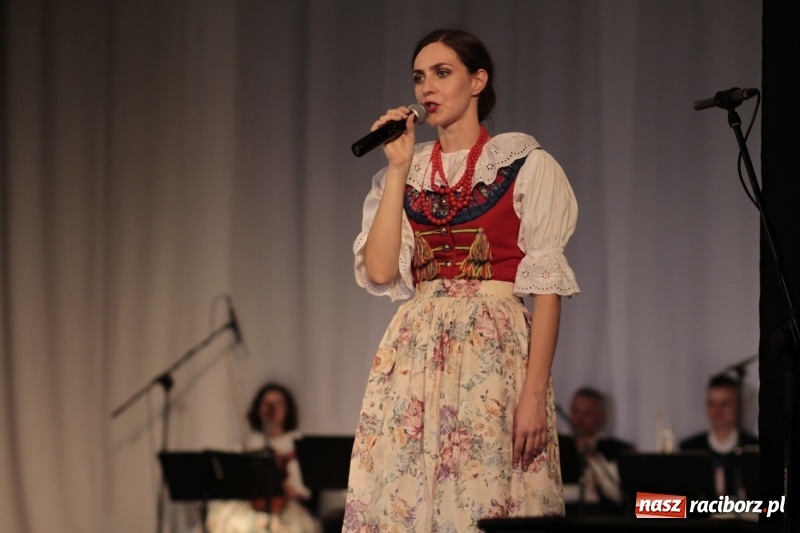 Zdjęcie w galerii na portalu naszraciborz.pl: Po naszymu dla niepodległej. Strzecha przepięknie zatańczyła na 100-lecie niepodległości  wiadomości z regionu