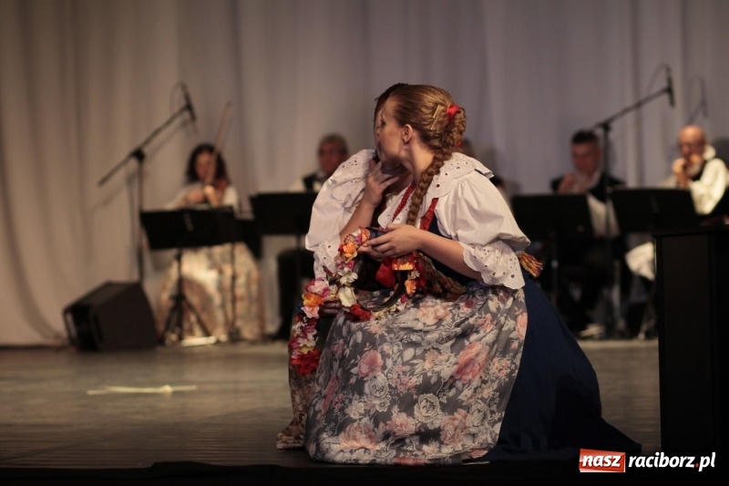 Zdjęcie w galerii na portalu naszraciborz.pl: Po naszymu dla niepodległej. Strzecha przepięknie zatańczyła na 100-lecie niepodległości  wiadomości z regionu