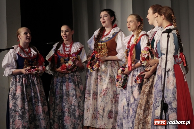 Zdjęcie w galerii na portalu naszraciborz.pl: Po naszymu dla niepodległej. Strzecha przepięknie zatańczyła na 100-lecie niepodległości  wiadomości z regionu