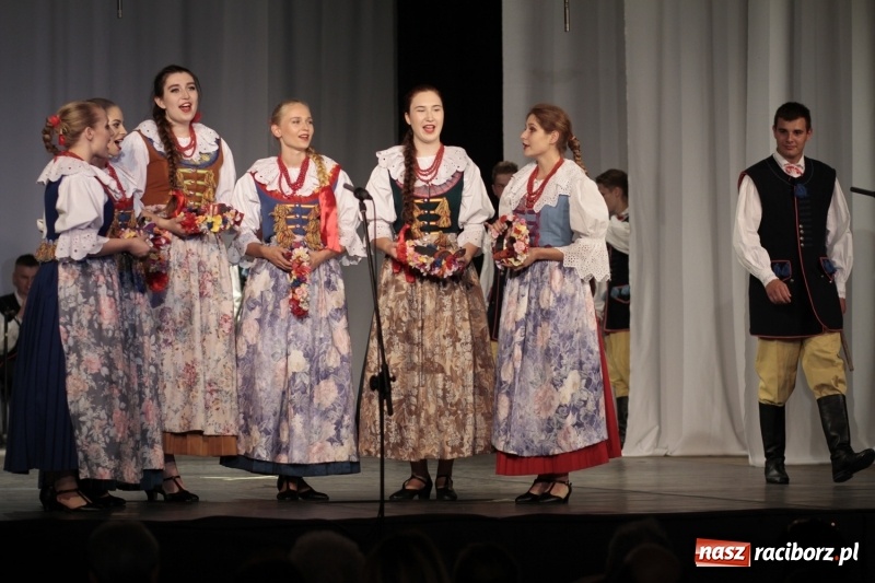 Zdjęcie w galerii na portalu naszraciborz.pl: Po naszymu dla niepodległej. Strzecha przepięknie zatańczyła na 100-lecie niepodległości  wiadomości z regionu