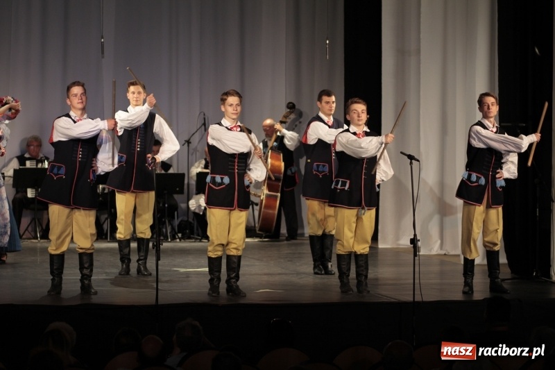 Zdjęcie w galerii na portalu naszraciborz.pl: Po naszymu dla niepodległej. Strzecha przepięknie zatańczyła na 100-lecie niepodległości  wiadomości z regionu