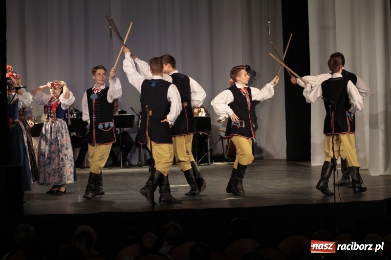 Zdjęcie w galerii na portalu naszraciborz.pl: Po naszymu dla niepodległej. Strzecha przepięknie zatańczyła na 100-lecie niepodległości  wiadomości z regionu