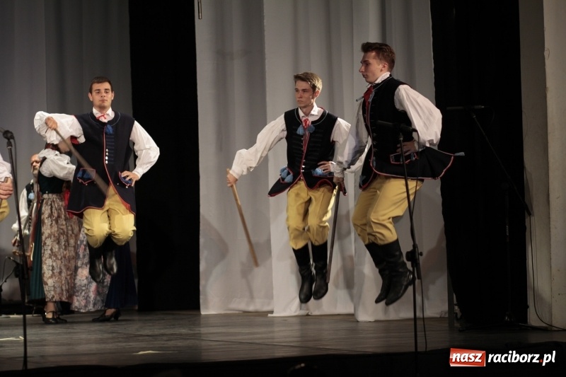 Zdjęcie w galerii na portalu naszraciborz.pl: Po naszymu dla niepodległej. Strzecha przepięknie zatańczyła na 100-lecie niepodległości  wiadomości z regionu