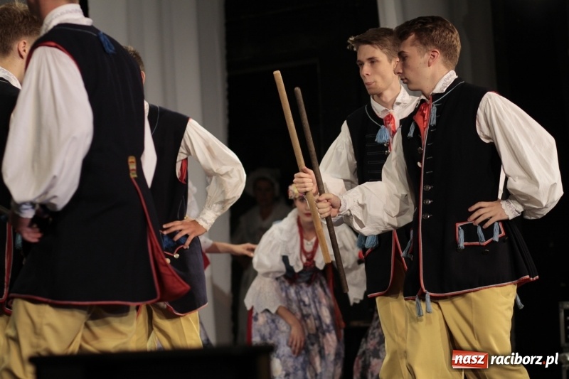 Zdjęcie w galerii na portalu naszraciborz.pl: Po naszymu dla niepodległej. Strzecha przepięknie zatańczyła na 100-lecie niepodległości  wiadomości z regionu