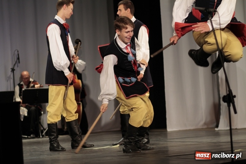 Zdjęcie w galerii na portalu naszraciborz.pl: Po naszymu dla niepodległej. Strzecha przepięknie zatańczyła na 100-lecie niepodległości  wiadomości z regionu