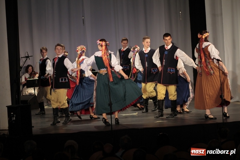 Zdjęcie w galerii na portalu naszraciborz.pl: Po naszymu dla niepodległej. Strzecha przepięknie zatańczyła na 100-lecie niepodległości  wiadomości z regionu