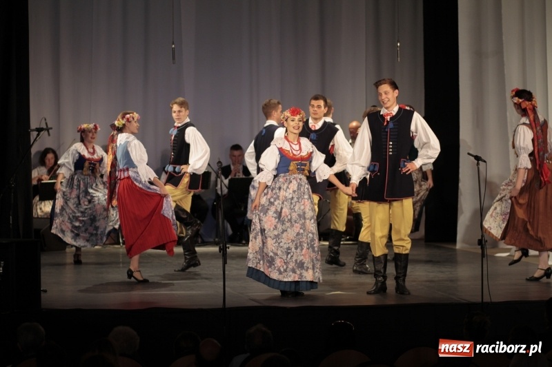 Zdjęcie w galerii na portalu naszraciborz.pl: Po naszymu dla niepodległej. Strzecha przepięknie zatańczyła na 100-lecie niepodległości  wiadomości z regionu