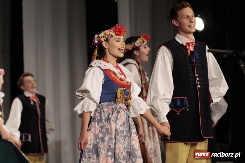 Zdjęcie w galerii na portalu naszraciborz.pl: Po naszymu dla niepodległej. Strzecha przepięknie zatańczyła na 100-lecie niepodległości  wiadomości z regionu