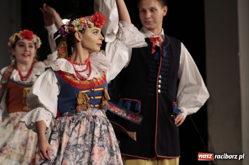 Zdjęcie w galerii na portalu naszraciborz.pl: Po naszymu dla niepodległej. Strzecha przepięknie zatańczyła na 100-lecie niepodległości  wiadomości z regionu