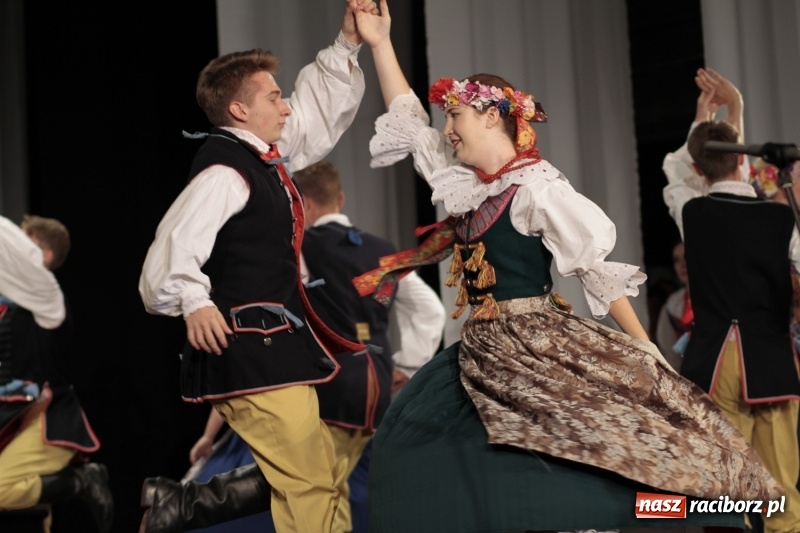 Zdjęcie w galerii na portalu naszraciborz.pl: Po naszymu dla niepodległej. Strzecha przepięknie zatańczyła na 100-lecie niepodległości  wiadomości z regionu