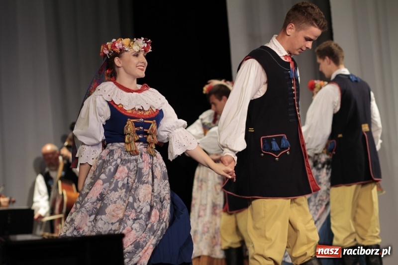 Zdjęcie w galerii na portalu naszraciborz.pl: Po naszymu dla niepodległej. Strzecha przepięknie zatańczyła na 100-lecie niepodległości  wiadomości z regionu