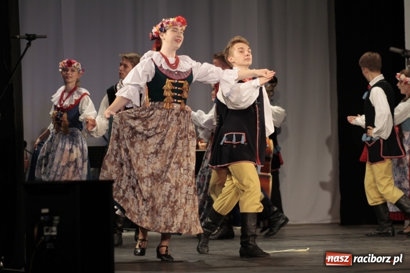 Zdjęcie w galerii na portalu naszraciborz.pl: Po naszymu dla niepodległej. Strzecha przepięknie zatańczyła na 100-lecie niepodległości  wiadomości z regionu