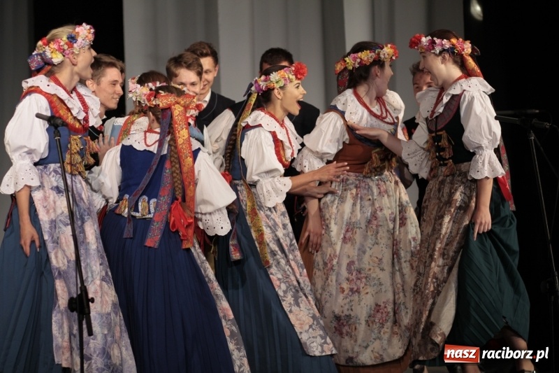 Zdjęcie w galerii na portalu naszraciborz.pl: Po naszymu dla niepodległej. Strzecha przepięknie zatańczyła na 100-lecie niepodległości  wiadomości z regionu