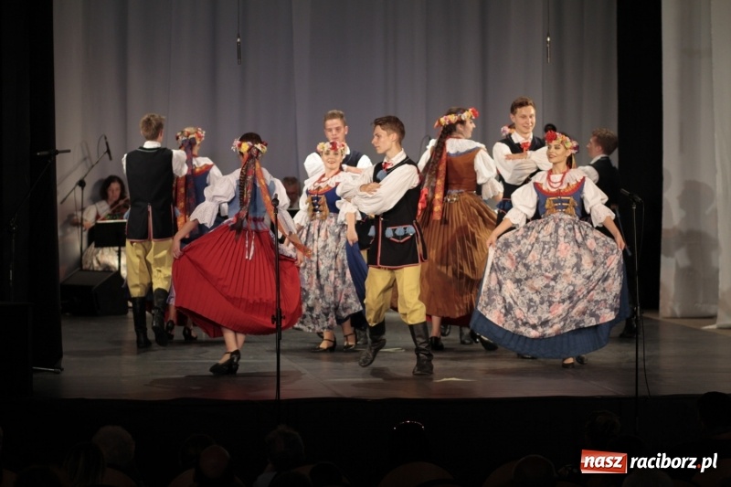 Zdjęcie w galerii na portalu naszraciborz.pl: Po naszymu dla niepodległej. Strzecha przepięknie zatańczyła na 100-lecie niepodległości  wiadomości z regionu