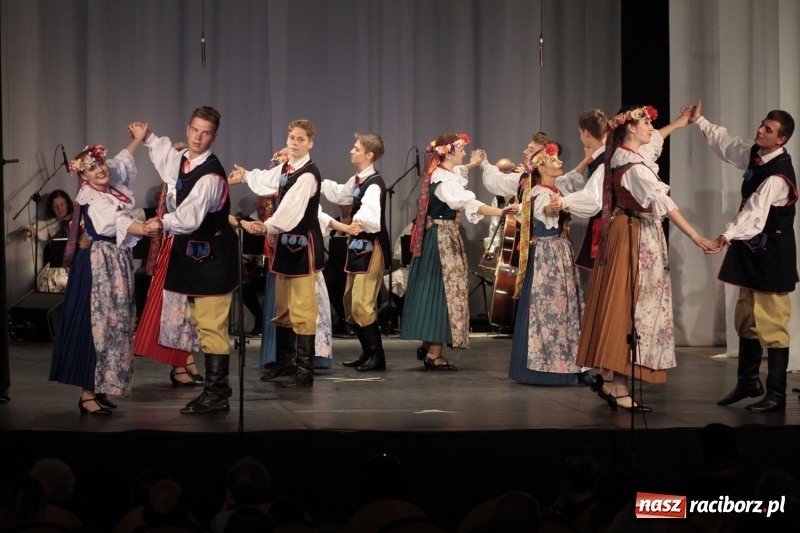 Zdjęcie w galerii na portalu naszraciborz.pl: Po naszymu dla niepodległej. Strzecha przepięknie zatańczyła na 100-lecie niepodległości  wiadomości z regionu