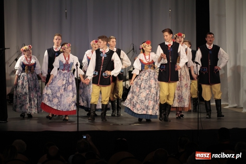 Zdjęcie w galerii na portalu naszraciborz.pl: Po naszymu dla niepodległej. Strzecha przepięknie zatańczyła na 100-lecie niepodległości  wiadomości z regionu