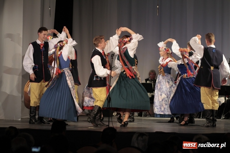 Zdjęcie w galerii na portalu naszraciborz.pl: Po naszymu dla niepodległej. Strzecha przepięknie zatańczyła na 100-lecie niepodległości  wiadomości z regionu