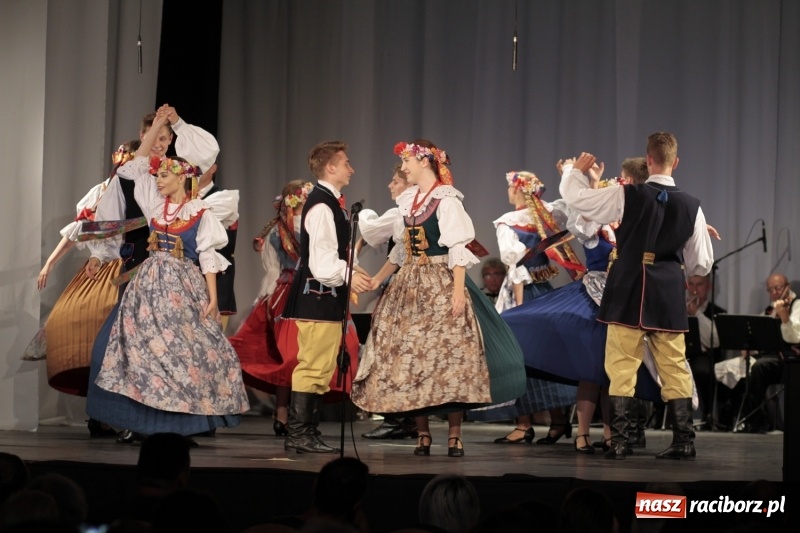 Zdjęcie w galerii na portalu naszraciborz.pl: Po naszymu dla niepodległej. Strzecha przepięknie zatańczyła na 100-lecie niepodległości  wiadomości z regionu