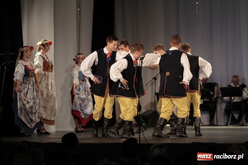 Zdjęcie w galerii na portalu naszraciborz.pl: Po naszymu dla niepodległej. Strzecha przepięknie zatańczyła na 100-lecie niepodległości  wiadomości z regionu