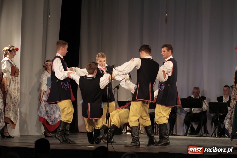 Zdjęcie w galerii na portalu naszraciborz.pl: Po naszymu dla niepodległej. Strzecha przepięknie zatańczyła na 100-lecie niepodległości  wiadomości z regionu